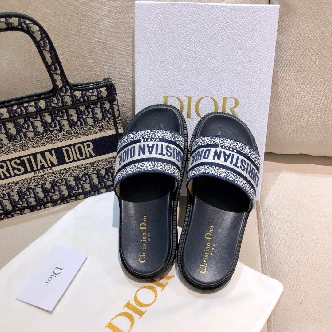 👟👟Ex-factory price P360👟👟 New version 2024- Water platform version DIOR early spring new jacquard embroidered sandals ✨🧚‍♀️ 〰〰️〰️〰️〰️️ As the D family's flagship presbyopia embroidery series sandals, new colors are added every year, and they are sold out as soon as they are new. The embroidery design is three-dimensional and very exquisite, simple and elegant, and not picky at all. It can be held in any occasion and makes people fall in love with it. ✨ Exclusive custom-made letter three-dimensional embroidery upper, high-density electric embroidery technology, without any connections or overlaps, perfect quality and complex craftsmanship. Consistent with the original version, comfortable and soft, please note the size: 35-41✨